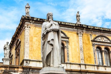 İtalya, Verona 'da Dante Heykeli