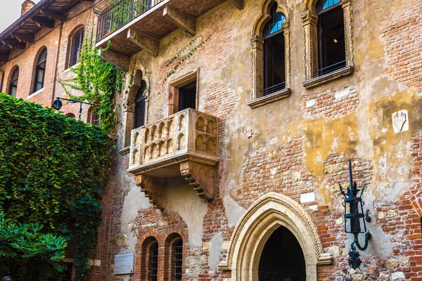 Romeo and Juliet  balcony  in Verona — Stock Photo, Image