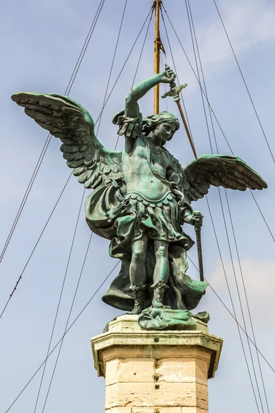 Saint Michael Rómában egy szobra — Stock Fotó
