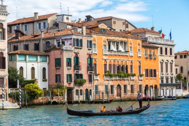 Gondol Venedik Canal Grande üzerinde