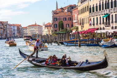 Gondol Venedik Canal Grande üzerinde