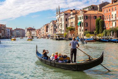 Gondol Venedik Canal Grande üzerinde