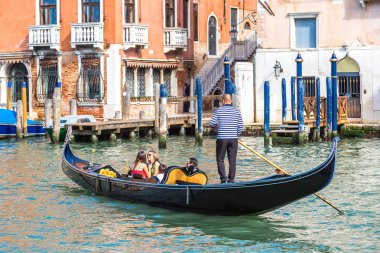 Gondol Venedik Canal Grande üzerinde