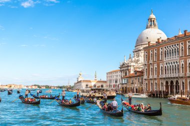 Gondol Venedik Canal Grande üzerinde