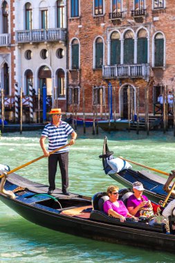 Gondol Venedik Canal Grande üzerinde