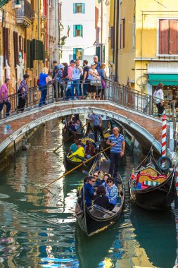 Gondol Venedik Canal Grande üzerinde