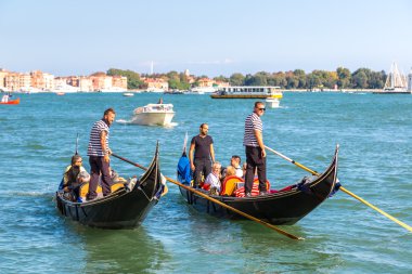 Gondol Venedik Canal Grande üzerinde