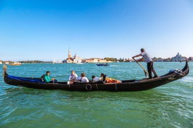 Gondol Venedik Canal Grande üzerinde