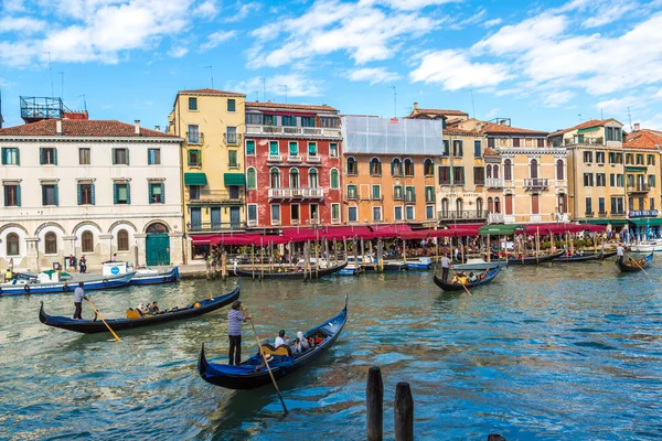 Gondol Venedik Canal Grande üzerinde