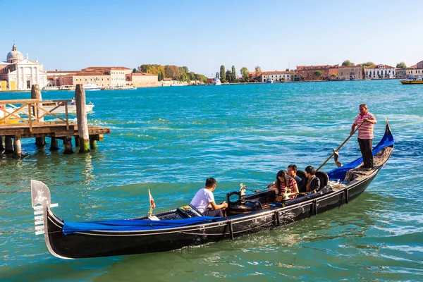 Góndola en Canal Grande en Venecia —  Fotos de Stock