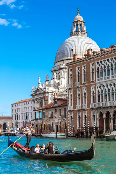 Góndola en Canal Grande en Venecia —  Fotos de Stock