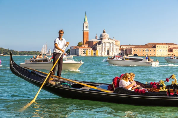 Góndola en Canal Grande en Venecia —  Fotos de Stock