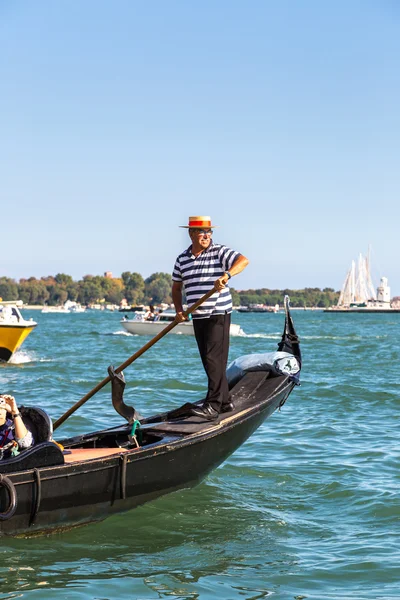 Gondol Venedik Canal Grande üzerinde
