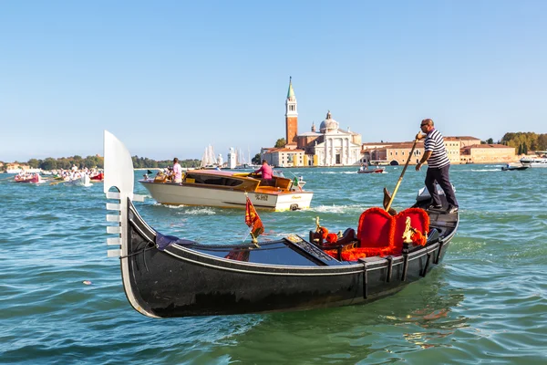 Gondol Venedik Canal Grande üzerinde