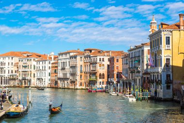 Gondol Venedik Canal Grande üzerinde