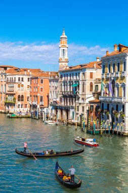 Gondol Venedik Canal Grande üzerinde