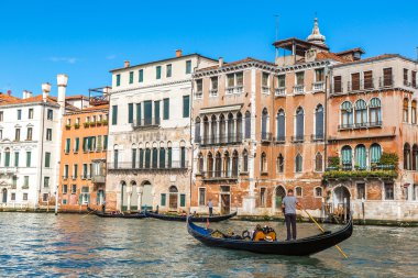 Gondol Venedik Canal Grande üzerinde