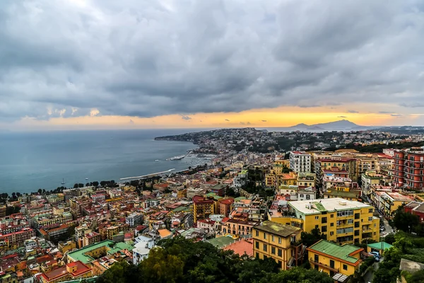 Puesta de sol sobre Nápoles en Italia — Foto de Stock
