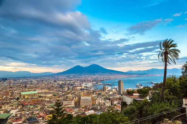 Napoli y el monte Vesubio en Italia — Foto de Stock