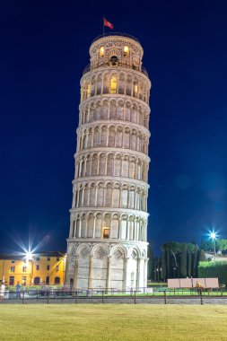 Pisa Kulesi yaslanmış