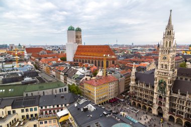Marienplatz belediye binası üzerinde havadan görünümü