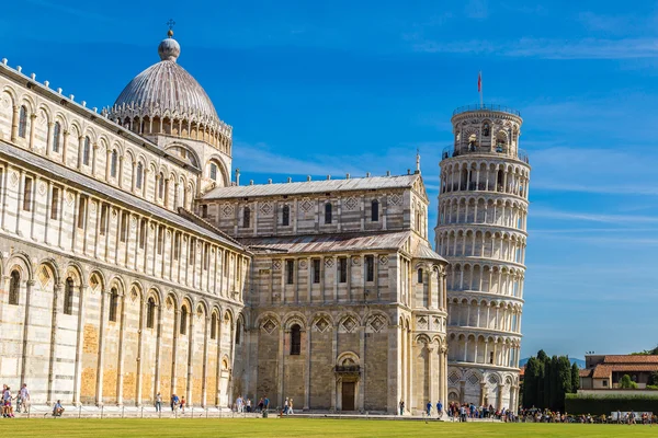 Lutande tornet och Pisa katedralen — Stockfoto