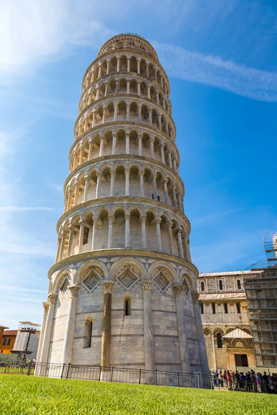 Pisa Kulesi yaslanmış