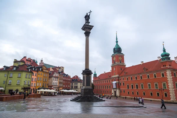 Королевский замок и колонна Сигизмунда в Варшаве — стоковое фото