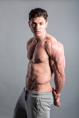 yakışıklı kaslı adam