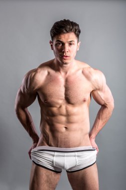 yakışıklı kaslı adam