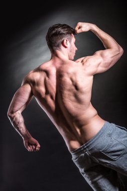 yakışıklı kaslı adam