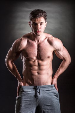 yakışıklı kaslı adam