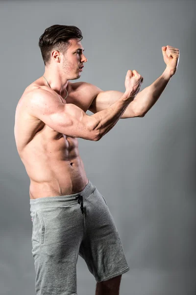 Schöner muskulöser Mann — Stockfoto