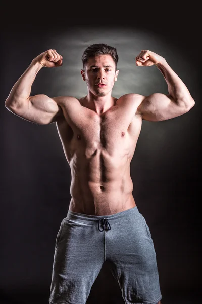 Bello uomo muscoloso — Foto Stock