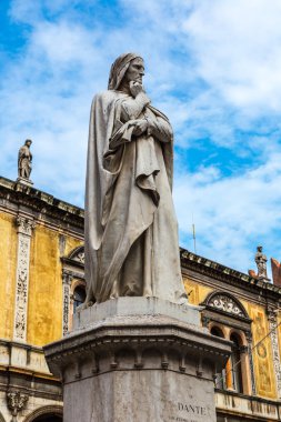 İtalya, Verona 'da Dante Heykeli