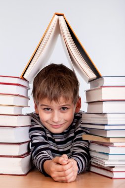 Öğrenci ve yığın kitap
