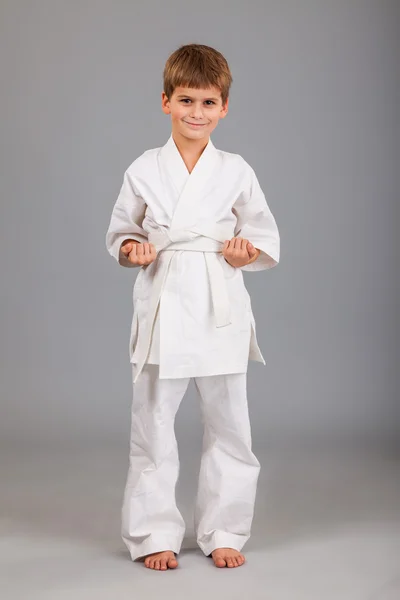 Karate chico en blanco kimono lucha — Foto de Stock