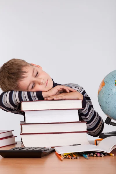 Moe schooljongen slapen — Stockfoto