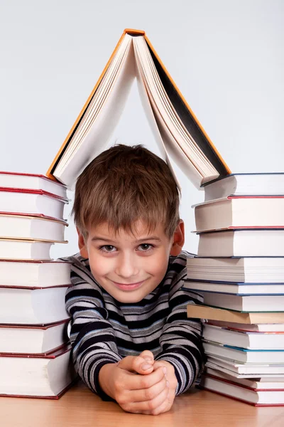 Estudante e montão de livros — Fotografia de Stock