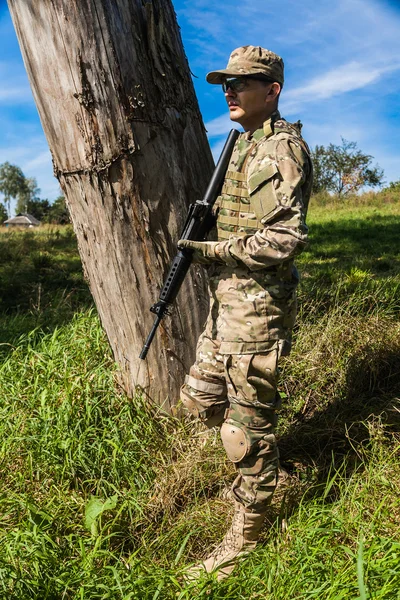 Soldier with rifle outdoor — Stock Photo, Image