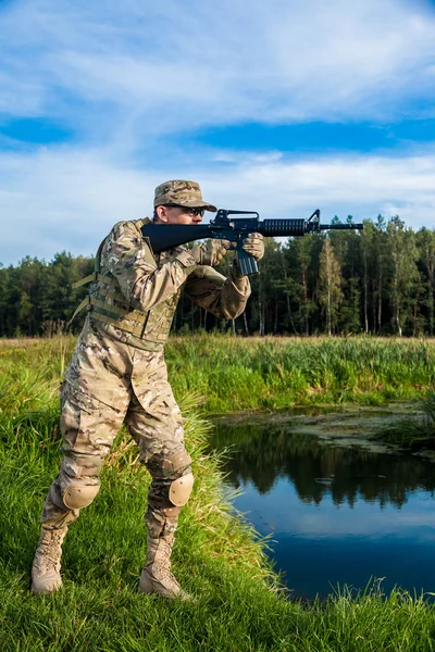 Soldat med gevär utomhus — Stockfoto