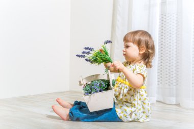 Bahar çiçekleri ile şirin kız