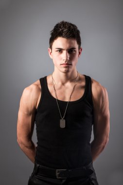 kaslı yapılı adam