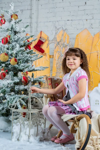 Klein meisje versieren kerstboom — Stockfoto