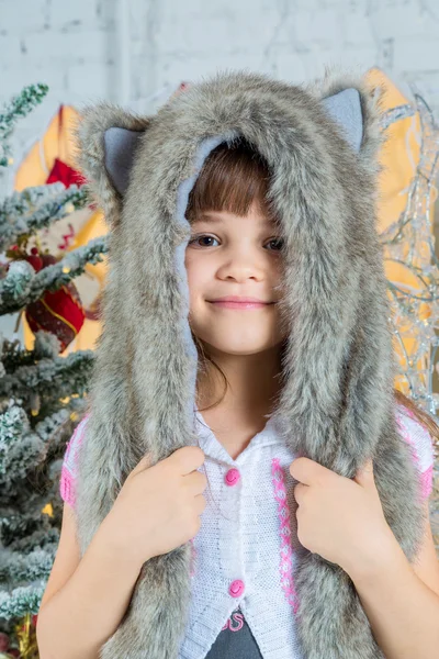 Felice ragazza in posa in cappello di pelliccia . — Foto Stock