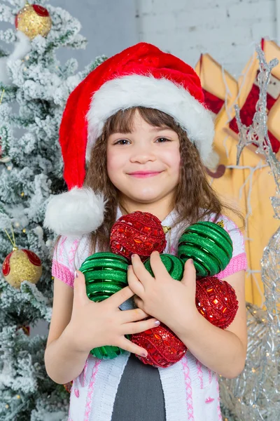 Bambina in cappello da Babbo Natale — Foto Stock