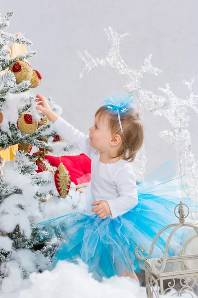 Holčička zdobí vánoční stromeček — Stock fotografie