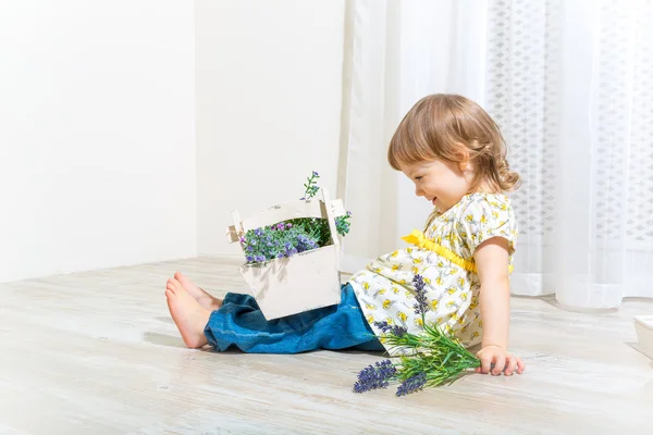 Jolie fille avec des fleurs de printemps — Photo