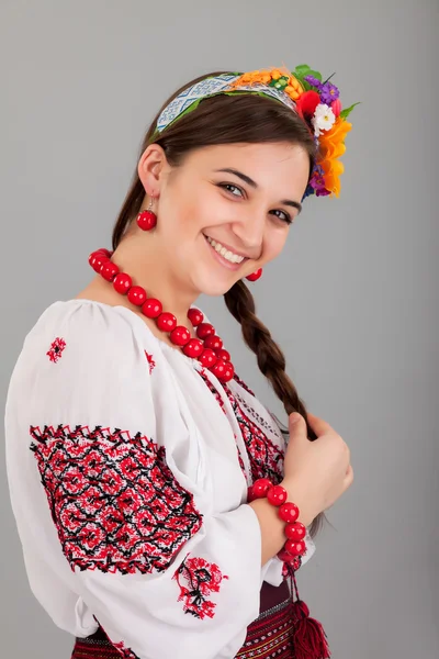 Kvinnan bär ukrainska nationella klänning — Stockfoto