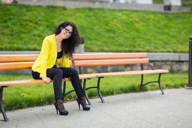 bankta oturan güzel kız